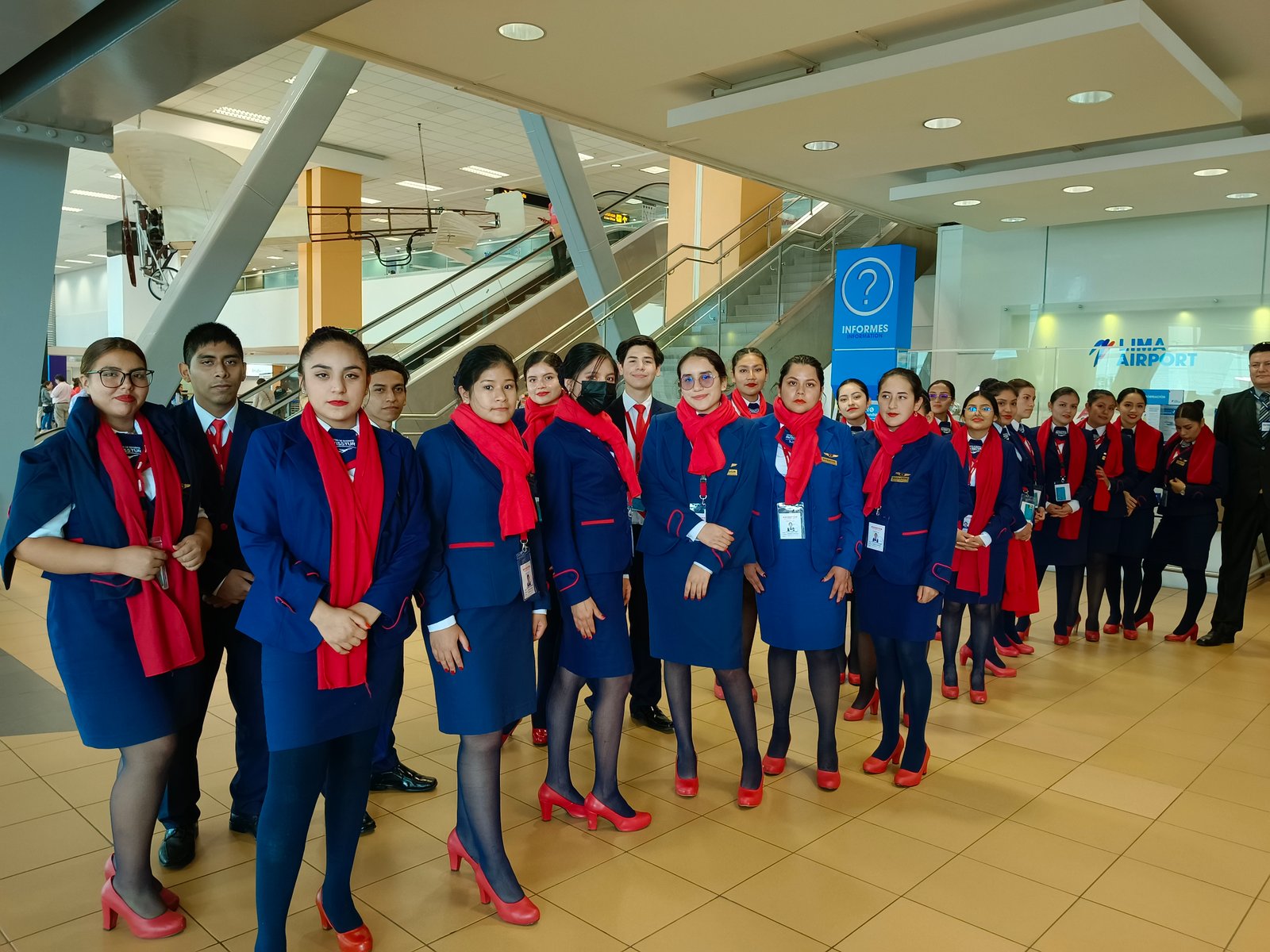 Alumnos avisstur estudiantes aeropuerto